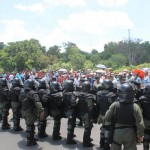 Antiguos obreros bananeros y policías de Panamá se enfrentan en protesta