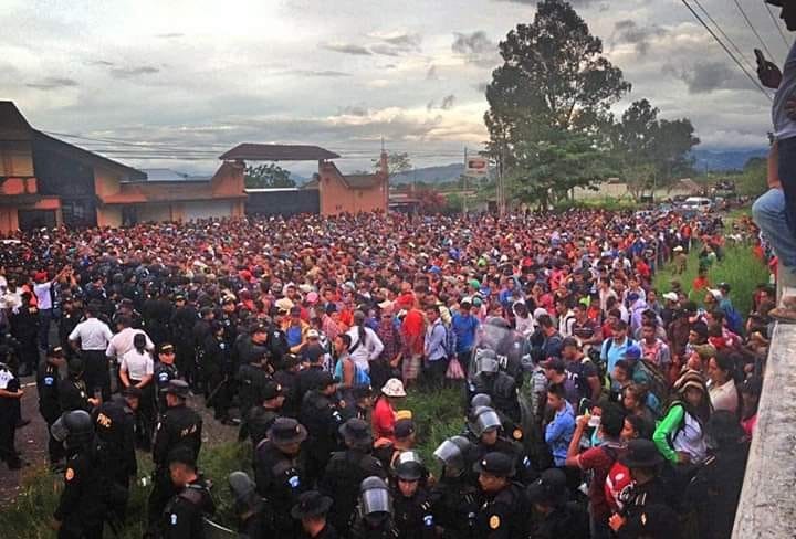 Crisis humanitaria obliga a hondureños a huir de su país