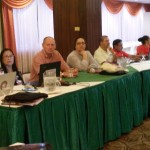 Hombres y Mujeres de la COLSIBA discuten temas de género en conjunto.